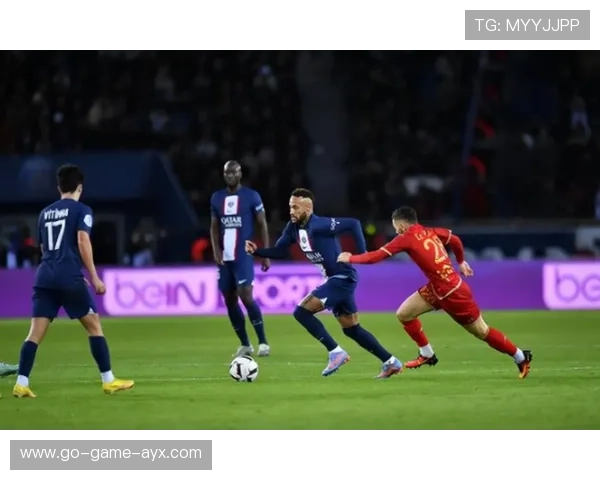 巴黎持续利用队形推进,穆基勒传球简洁高效