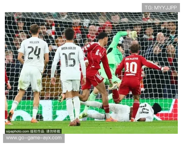 利物浦门前混战中抢点制胜,关键时刻展现强大团队精神 利物浦门前混战中抢点制胜,关键时刻展现强大团队精神