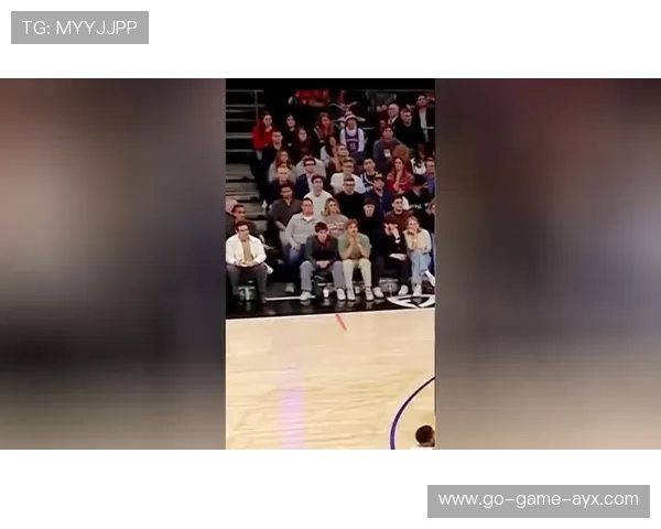 唐斯从低位强吃打成2+1，全场沸腾